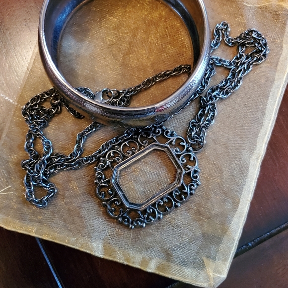 Gunmetal colored bangle and necklace - Picture 2 of 3
